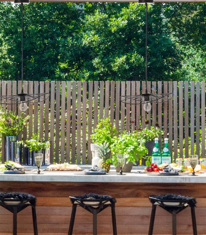 Le luminaire Fly est Idéal pour l'installation au-dessus d'une table ou dans une cuisine extérieure