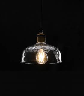 Cette suspension allie à la fois des éléments modernes et classiques, parfaite pour un intérieur chic ou industriel.