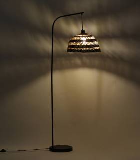 Le lampadaire Denva crée une ambiance chaleureuse avec un jeu d’ombres élégant sur le mur.