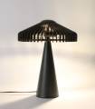 Abat-jour en bois noir ajouré, diffusant une lumière douce et chaleureuse