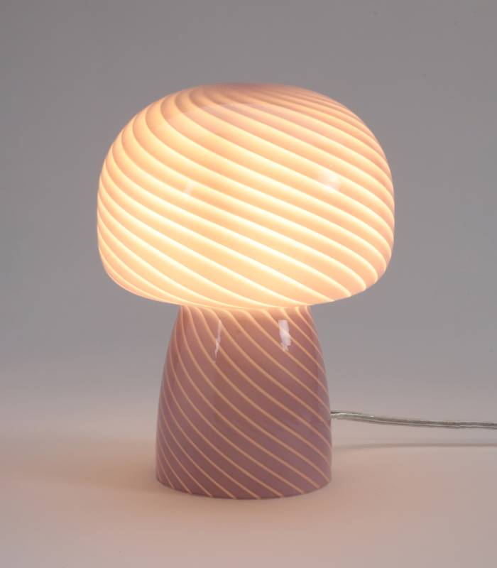 Son violet pastel s’intègre facilement à une déco moderne ou scandinave