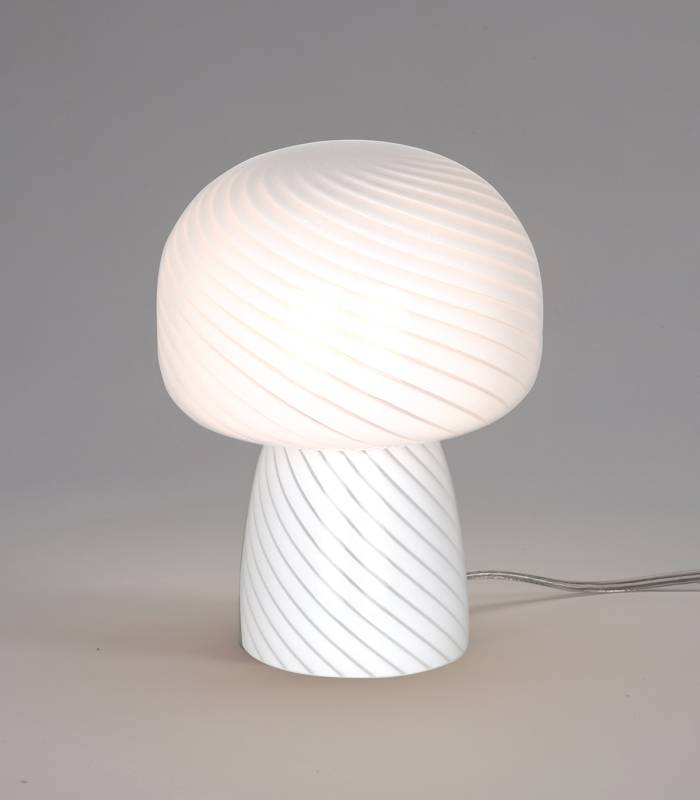 La lampe blanc s’intègre facilement à une déco moderne ou scandinave