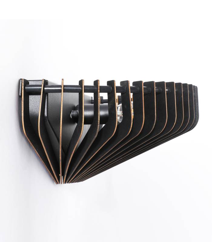 Le support de l'applique Calum est une structure noire en métal et son abat-jour en lamelle de bois