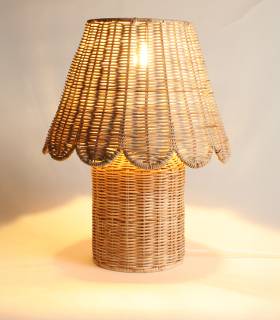 Abat-jour arrondi avec délicat effet fleur. Lumière douce et cosy pour une ambiance apaisante.
