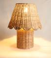 Abat-jour arrondi avec délicat effet fleur. Lumière douce et cosy pour une ambiance apaisante.