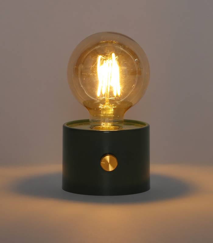 La lampe POPY verte, un accessoire pas cher pour éclairer et décorer partout.