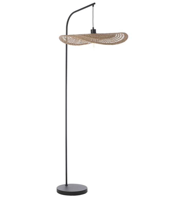 Le lampadaire Ondine crée une ambiance chaleureuse avec un jeu d’ombres élégant sur le mur.