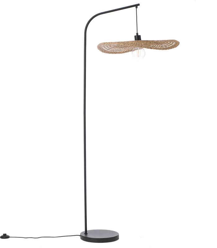 Le lampadaire déporté Ondine est en métal noir mat et abat-jour en fibre naturelle