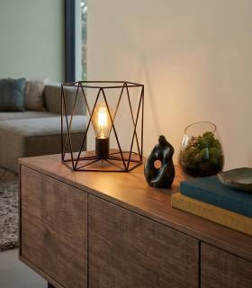 Lampe en métal noir pour lampe d'appoint dans un salon