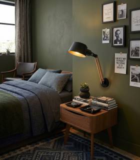 applique noire pour chambre, peut-être  utilisée à la place de lampe de chevet