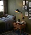 applique noire pour chambre, peut-être  utilisée à la place de lampe de chevet